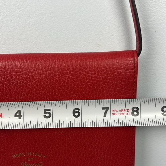 Gucci solid red dollar pebbled leather swing wallet w/ adjustable shoulder strap - Picture 14 of 17